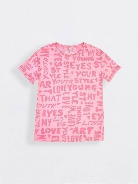 T-shirt with slits on the sides and a pattern of