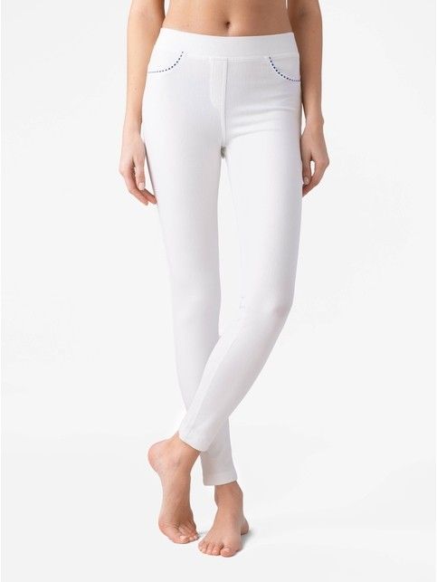 Modeling leggings with a high fit VOYAGE