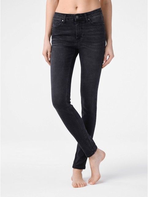 Modeling eco-friendly jeans skinny with a medium fit CON-150