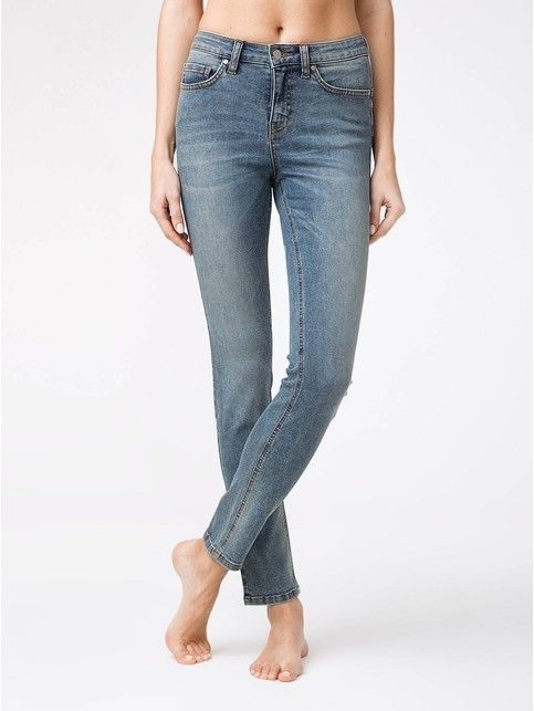 Modeling eco-friendly jeans with a high fit CON-146