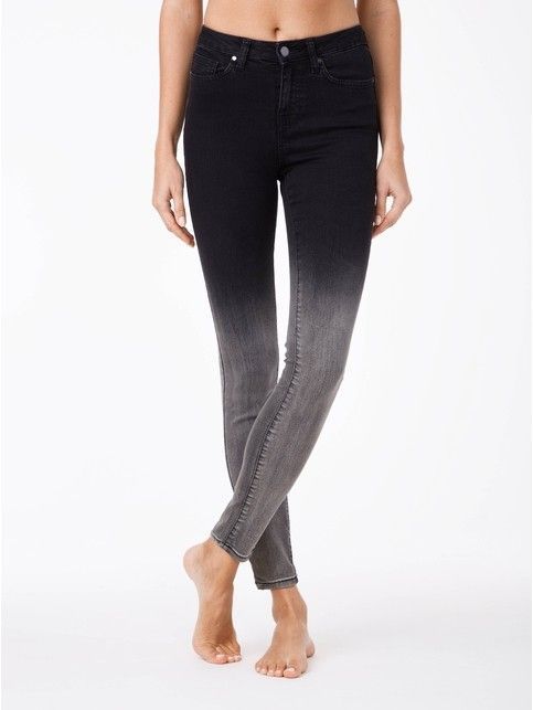Modeling jeans with a gradient effect CON-57