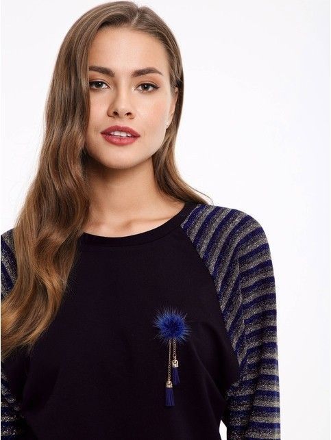 Jumper with metallic glitter and brooch 852