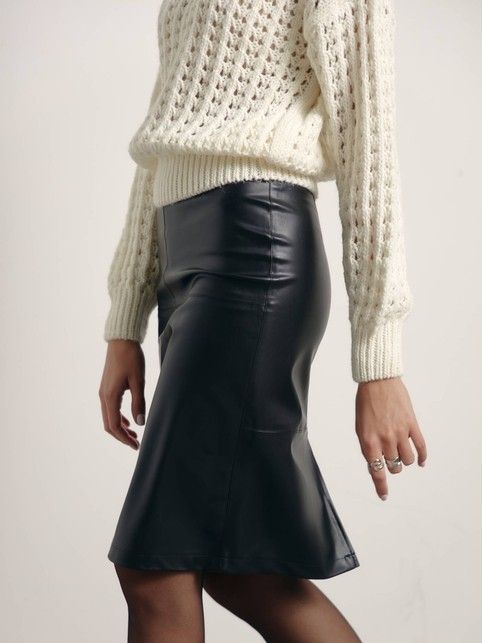 Leather-look skirt with a slit in the back LU 1410