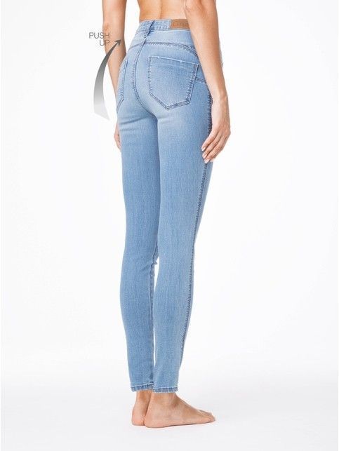 Modeling PUSH UP jeans with a high fit CON-42