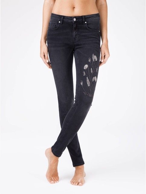 Modeling jeans made of premium denim with embroidery CON-100 Lycra®