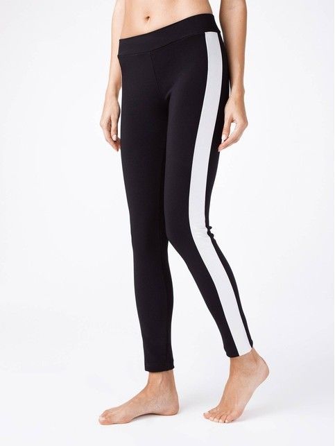 Modeling leggings with a high fit and lampas URBAN CHIC