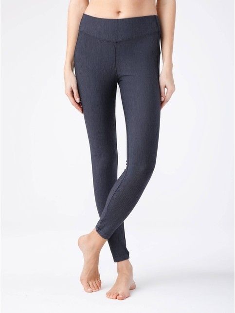 Modeling leggings with a wide belt 