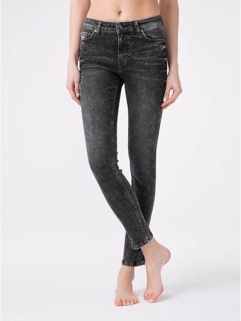 Modeling eco-friendly jeans skinny with a medium fit CON-173