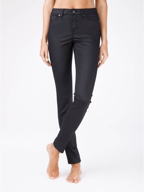 Modeling jeans with a high fit and 