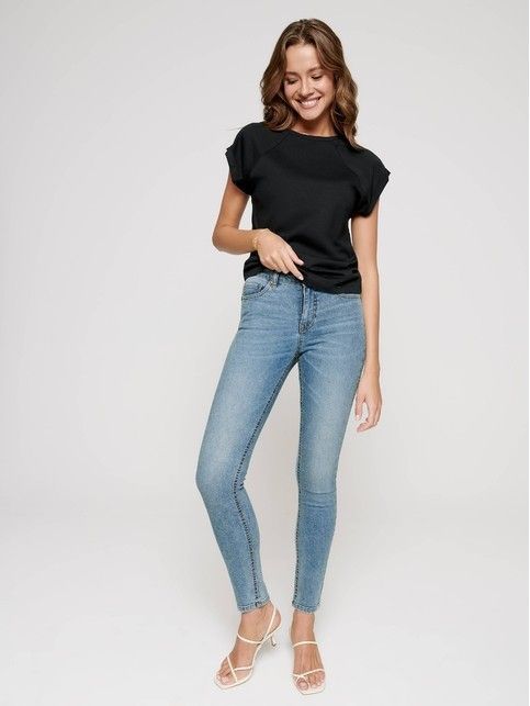 Modeling eco-friendly skinny jeans with high rise CON-240