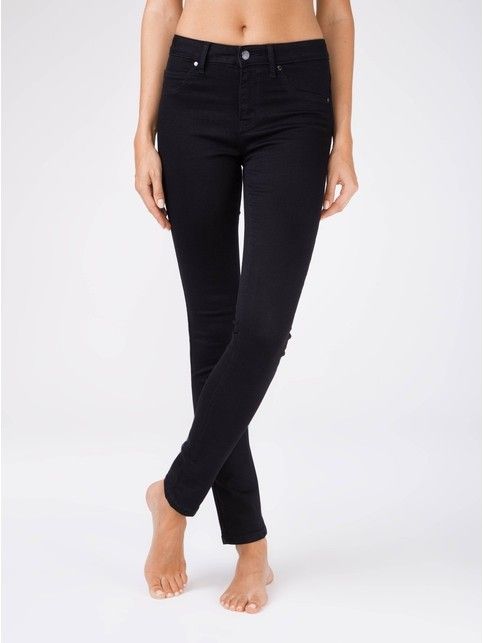 Modeling black skinny Jeans with a high fit CON-96 Lycra®