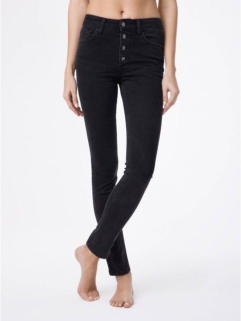 Modeling eco-friendly jeans with a high fit CON-120